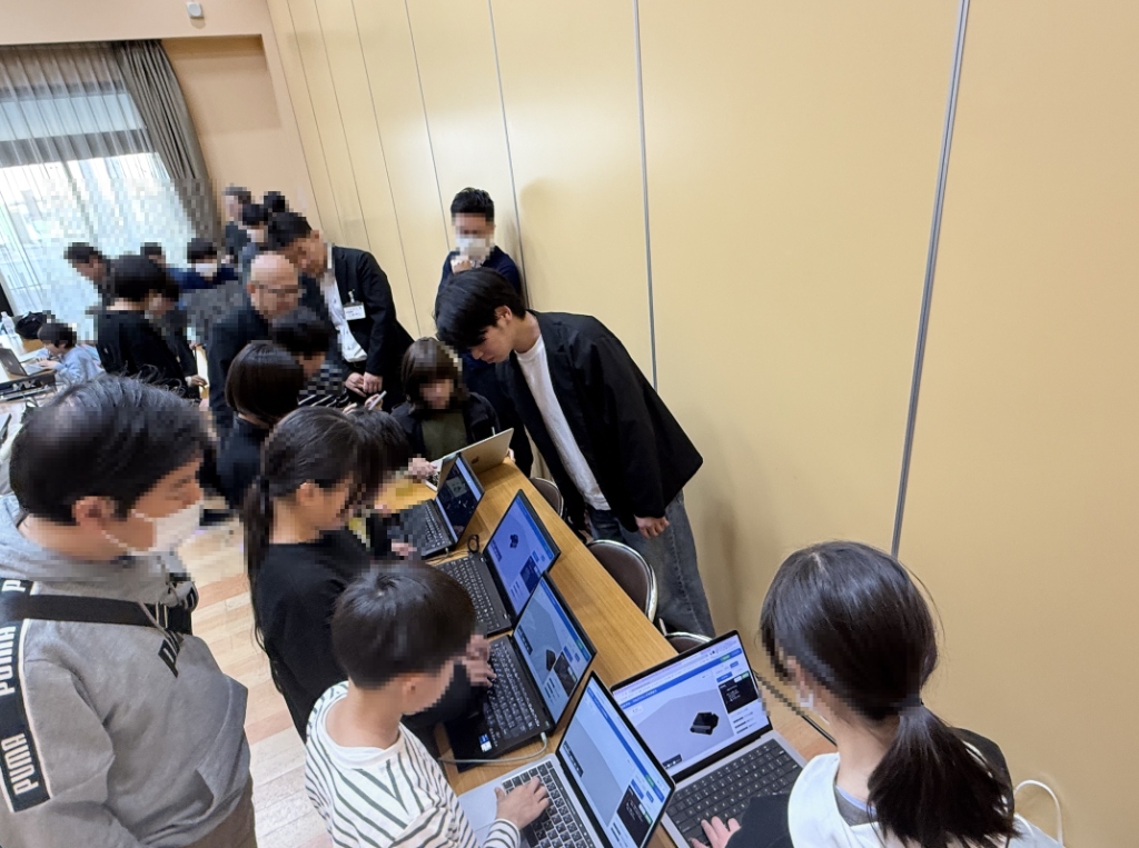ロボットプログラミング体験の様子 - パソコンを使ったプログラミング学習