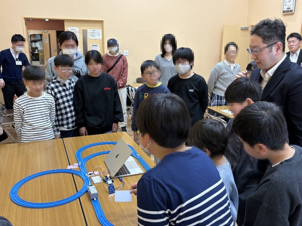 ロボットプログラミング体験の様子 - ロボットのデモンストレーション